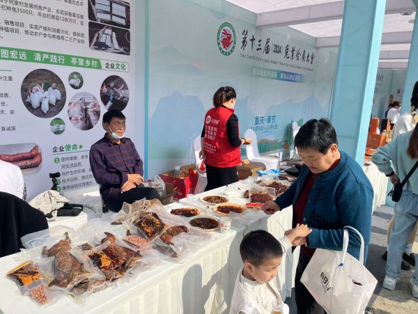 市民品嘗兔肉美食。蔣海濤攝